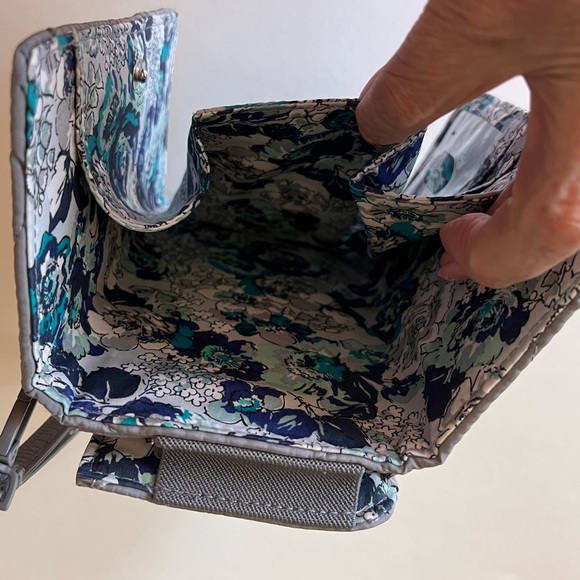 Vera Bradley- RFID Smartphone Wristlet- Frost Gray - New with Tags - Picture 5 of 16